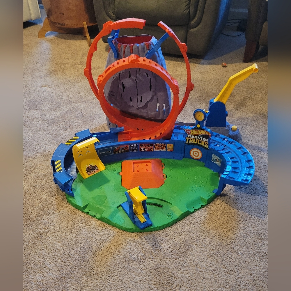 Monster Trucks Playset with Blue and Green Track